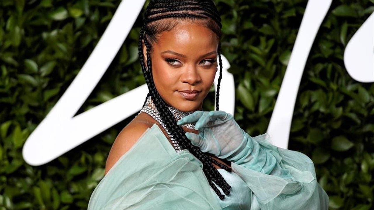 Rihanna alcanza oficialmente el estatus de multimillonaria a los 33 años.