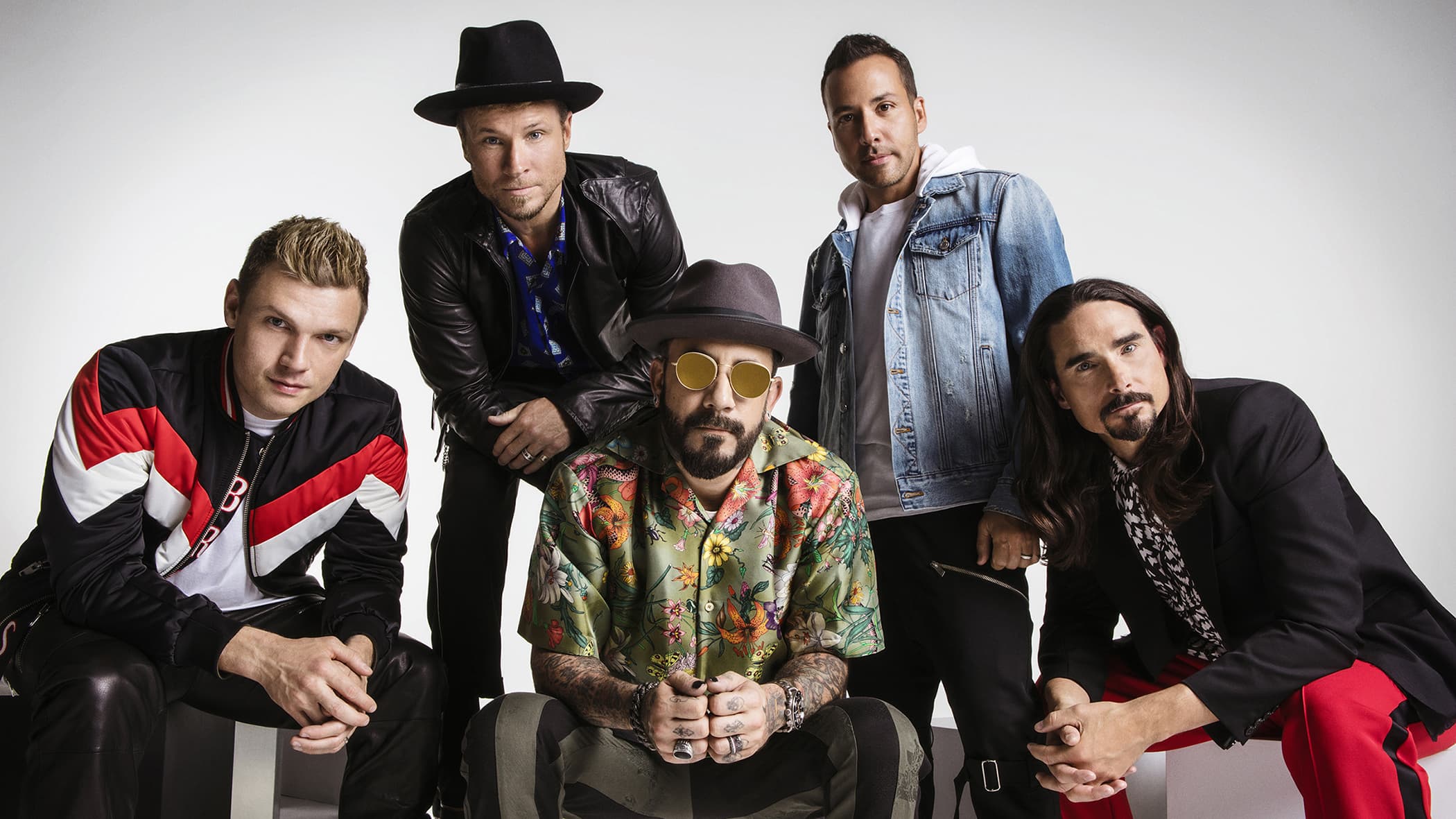 Backstreet Boys y *NSYNC: Una revisión de la competencia entre grupos de chicos de los años 90.