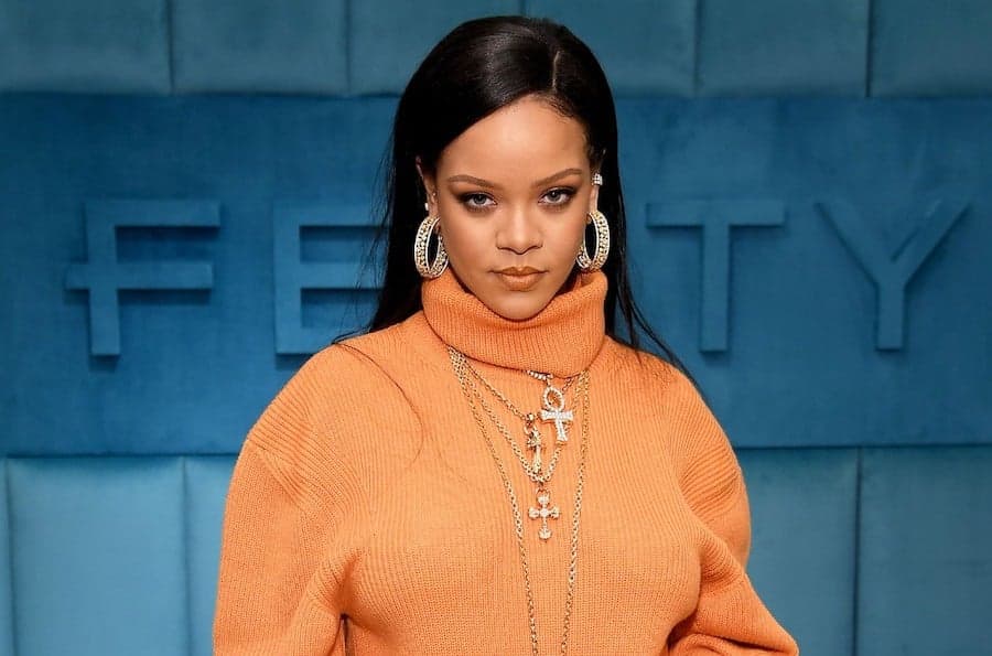 Rihanna aportó 5 millones de dólares en la batalla contra el COVID-19.