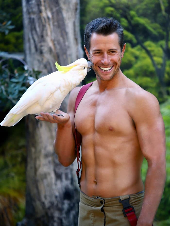 Bradley Cooper Lovers Doppelgänger |: Los bomberos y animales australianos calientes derriten nuestros corazones en el calendario benéfico 2020 | su belleza
