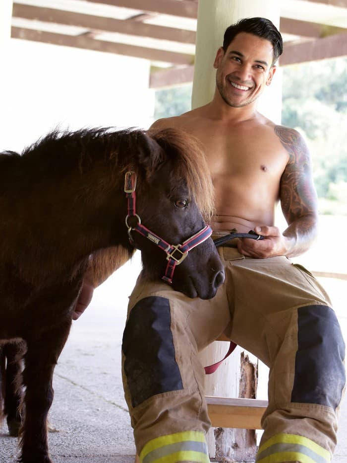 |: Los bomberos y animales australianos calientes derriten nuestros corazones en el calendario benéfico 2020 | su belleza