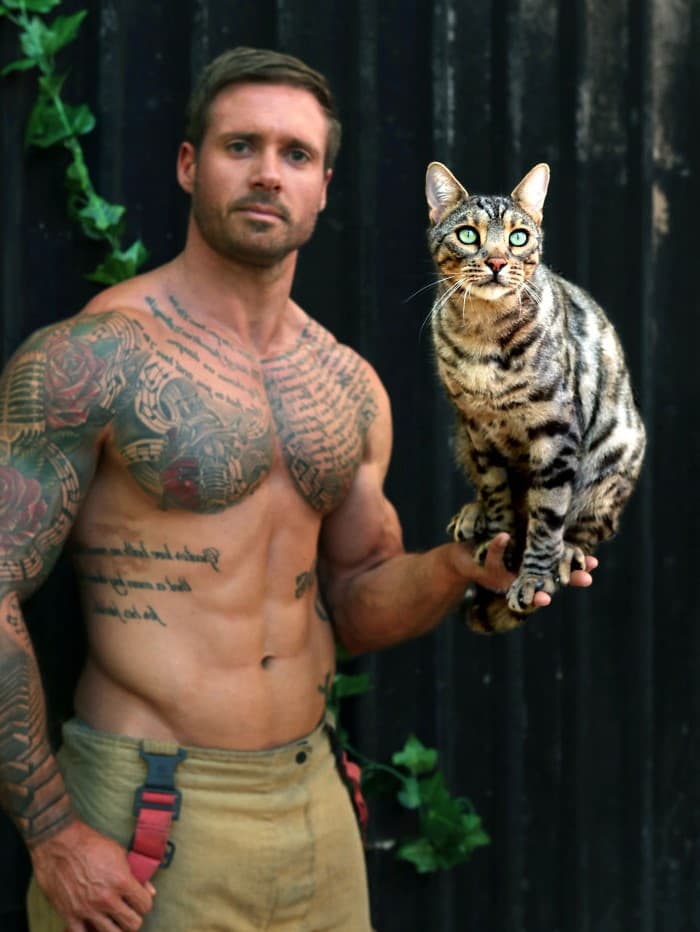 Criaturas envueltas | Los bomberos y animales australianos calientes derriten nuestros corazones en el calendario benéfico 2020 | su belleza