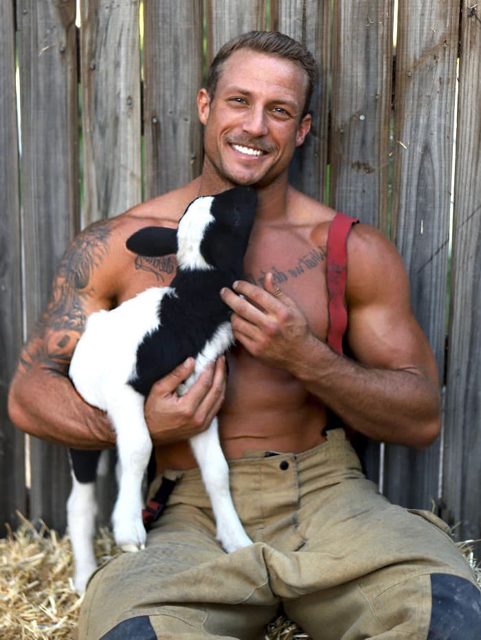Pequeña mascota exótica | Los bomberos y animales australianos calientes derriten nuestros corazones en el calendario benéfico 2020 | su belleza