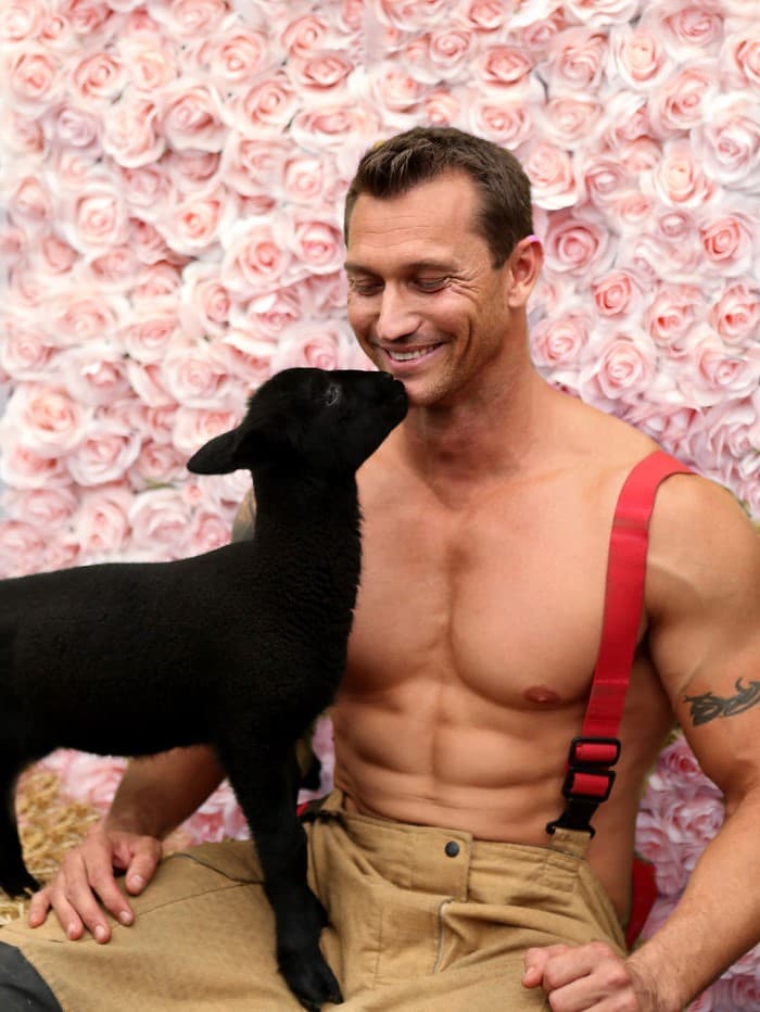 Mascotas exóticas | Los bomberos y animales australianos calientes derriten nuestros corazones en el calendario benéfico 2020 | su belleza
