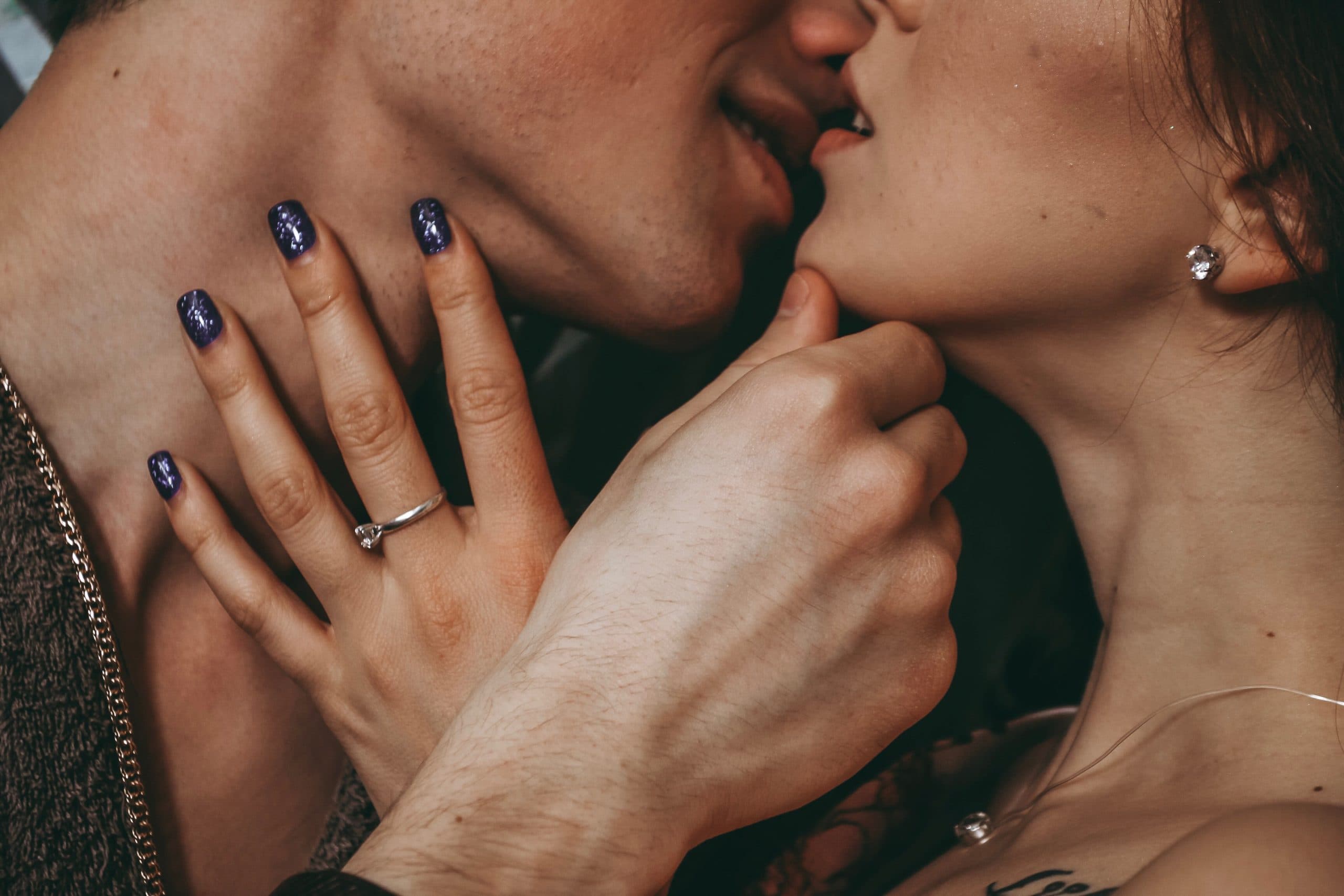 7 técnicas de besos ardientes que definitivamente incrementarán la pasión