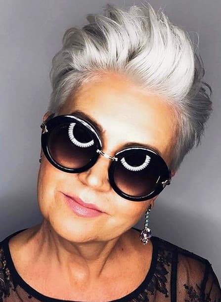 Pixie Gris Audaz | Peinados cortos para mujeres mayores de 50 años | su belleza