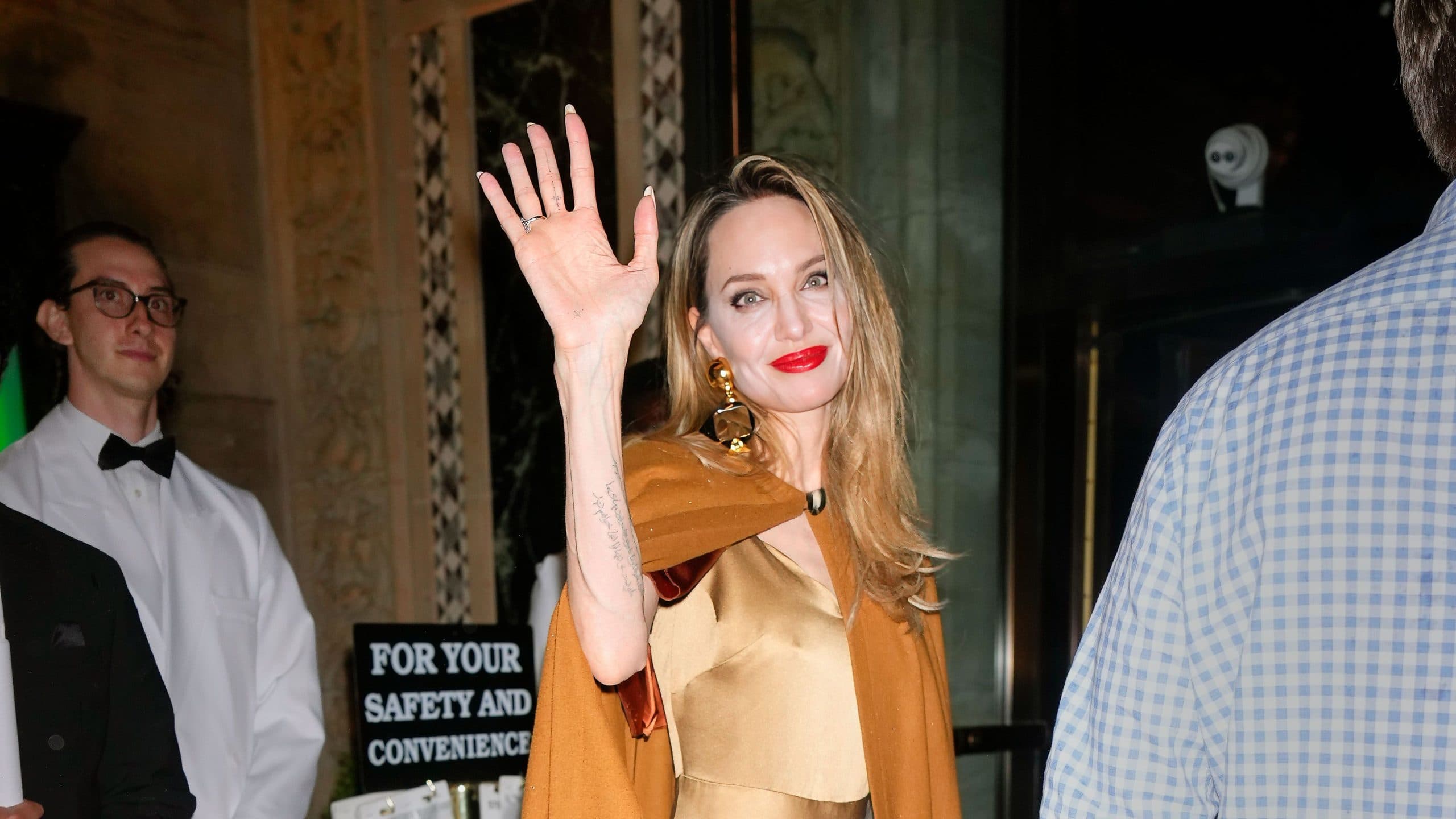 El inusual nuevo estilo de Angelina Jolie genera inquietud entre los seguidores.