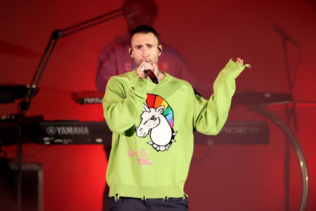 Adam Levine enfrenta acusaciones de infidelidad durante el embarazo de su esposa.