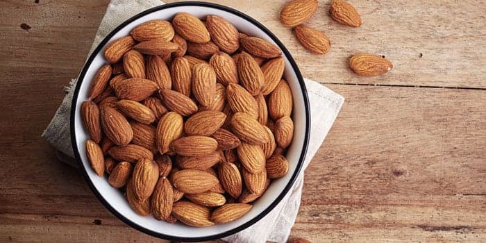 Almendra 10 alimentos saludables que son tóxicos si se comen mal | su belleza