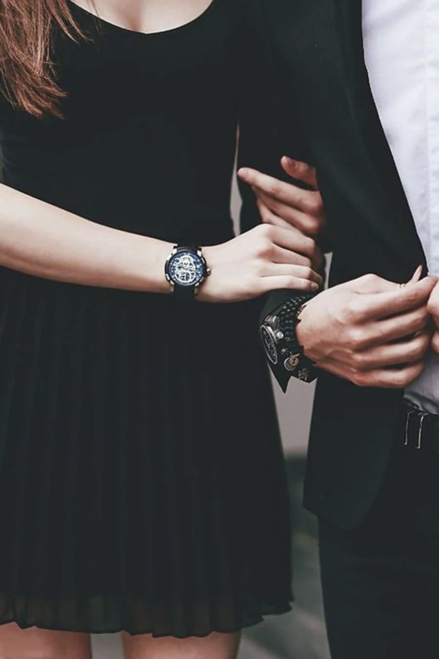Atado a un arma |: La forma en que se toman de la mano revela más sobre su relación de lo que cree Su Belleza