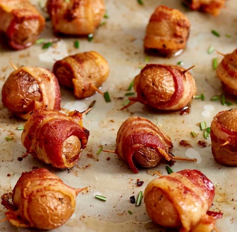Bocaditos de papa envueltos en tocino con salsa picante de crema agria | 10 mejores recetas para noches de cine | su belleza