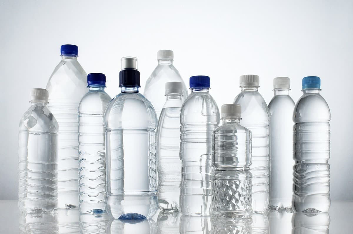 Agua embotellada | 7 alimentos que están arruinando tu piel | su belleza
