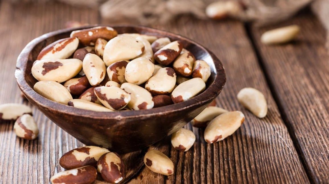 Nueces de Brasil | 10 alimentos saludables que son tóxicos si se comen mal | su belleza