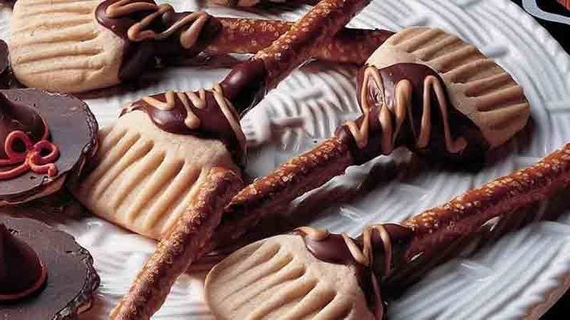 Escobas de galletas |: 15 ideas fáciles de galletas de Halloween | Su Belleza