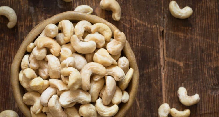 Anacardos | 10 alimentos saludables que son tóxicos si se comen mal | su belleza