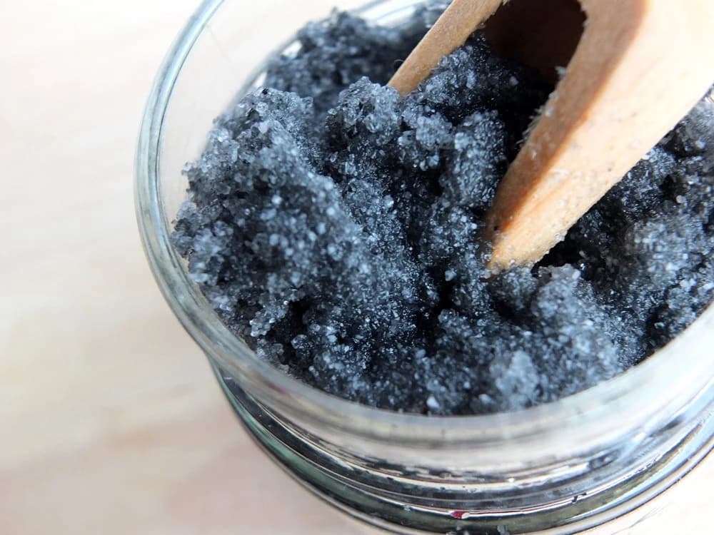 Exfoliante corporal de carbón | 10 recetas caseras de exfoliantes con sal marina | su belleza