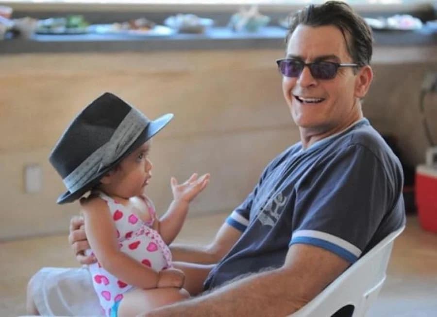 Charlie Sheen |: 12 abuelos famosos con sus nietos derretirán tu corazón | su belleza