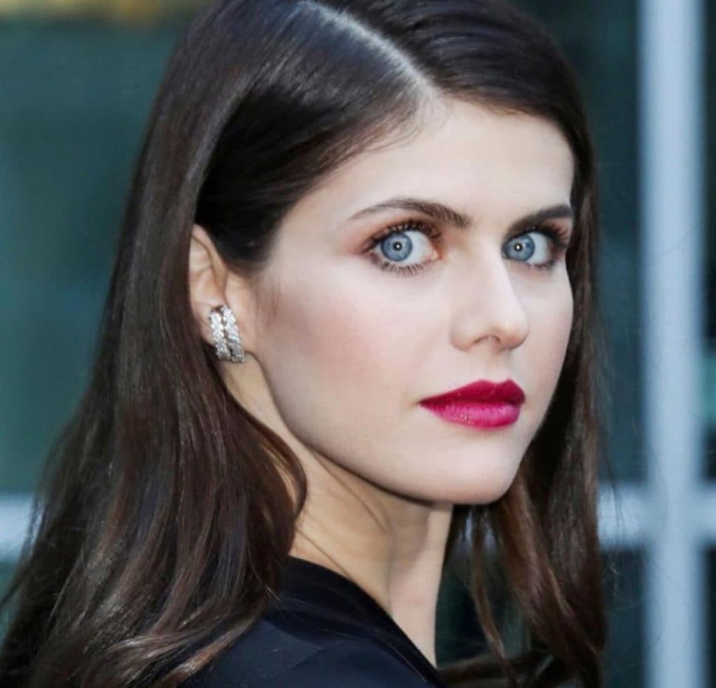 Sus ojos son absolutamente impresionantes. | Todo lo que necesitas saber sobre Alexandra Daddario Su Belleza