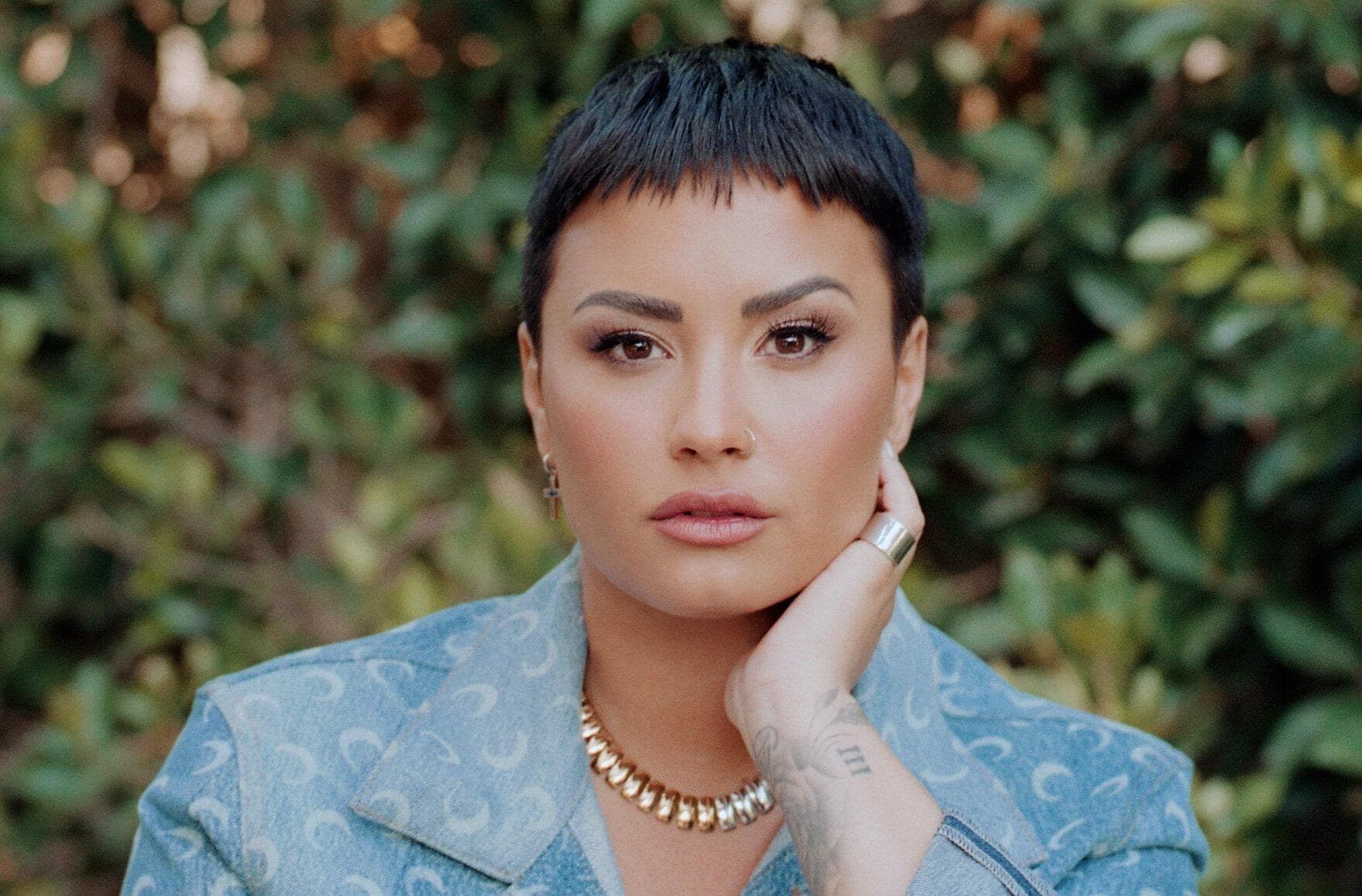 Demi Lovato se identifica como no binaria y se muestra tal como es/son.