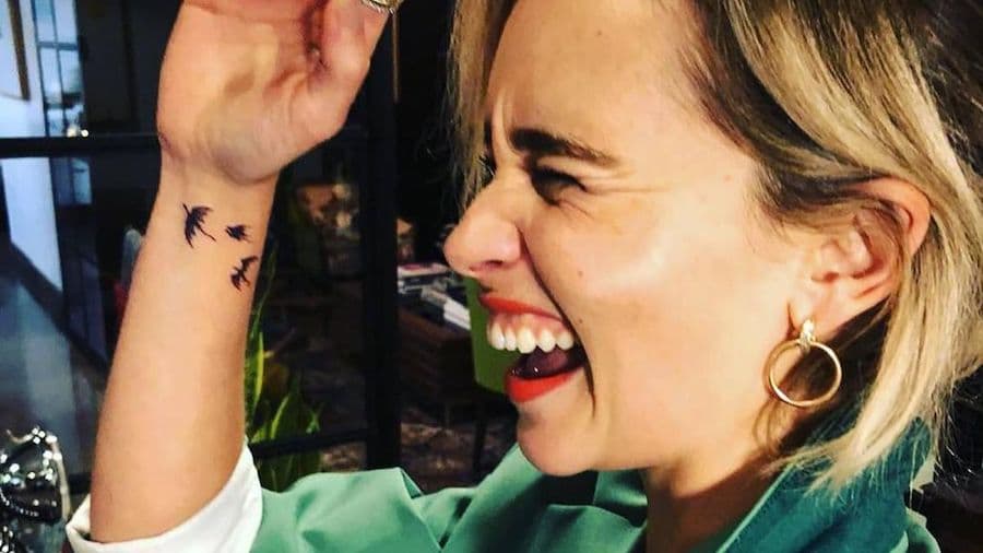 Hace tatuajes sentimentales 8 razones más para amar a Emilia Clarke | su belleza