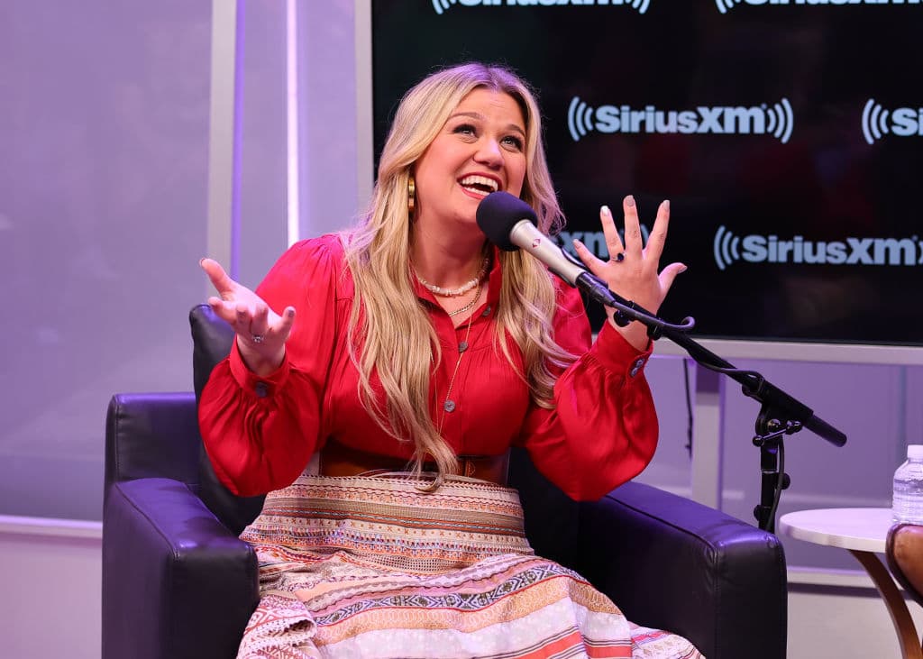 Kelly Clarkson baja más de 40 libras gracias a la dieta paradoja.