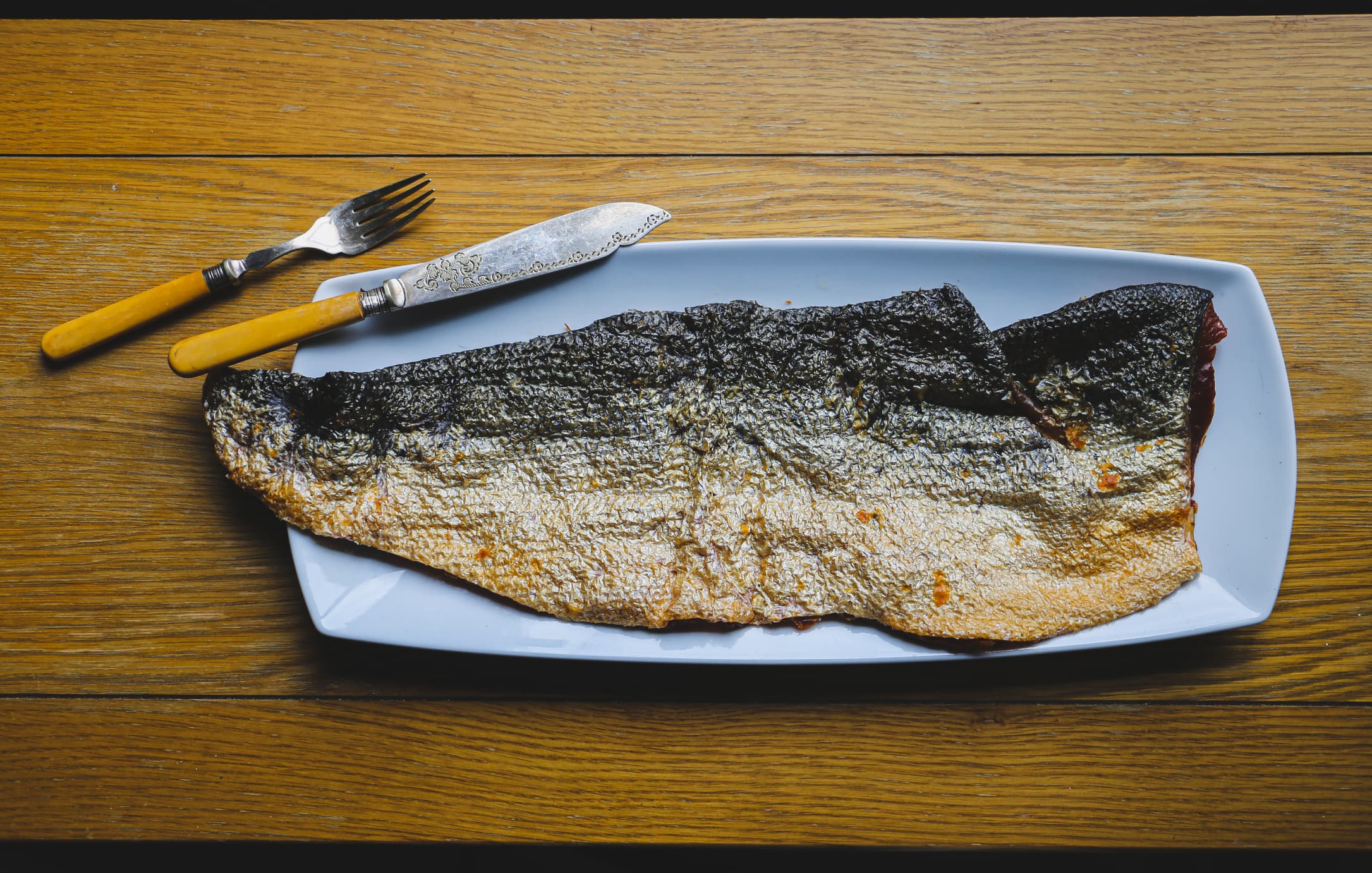 ¿Es recomendable consumir piel de salmón? Analizando ventajas, desventajas y recomendaciones culinarias.
