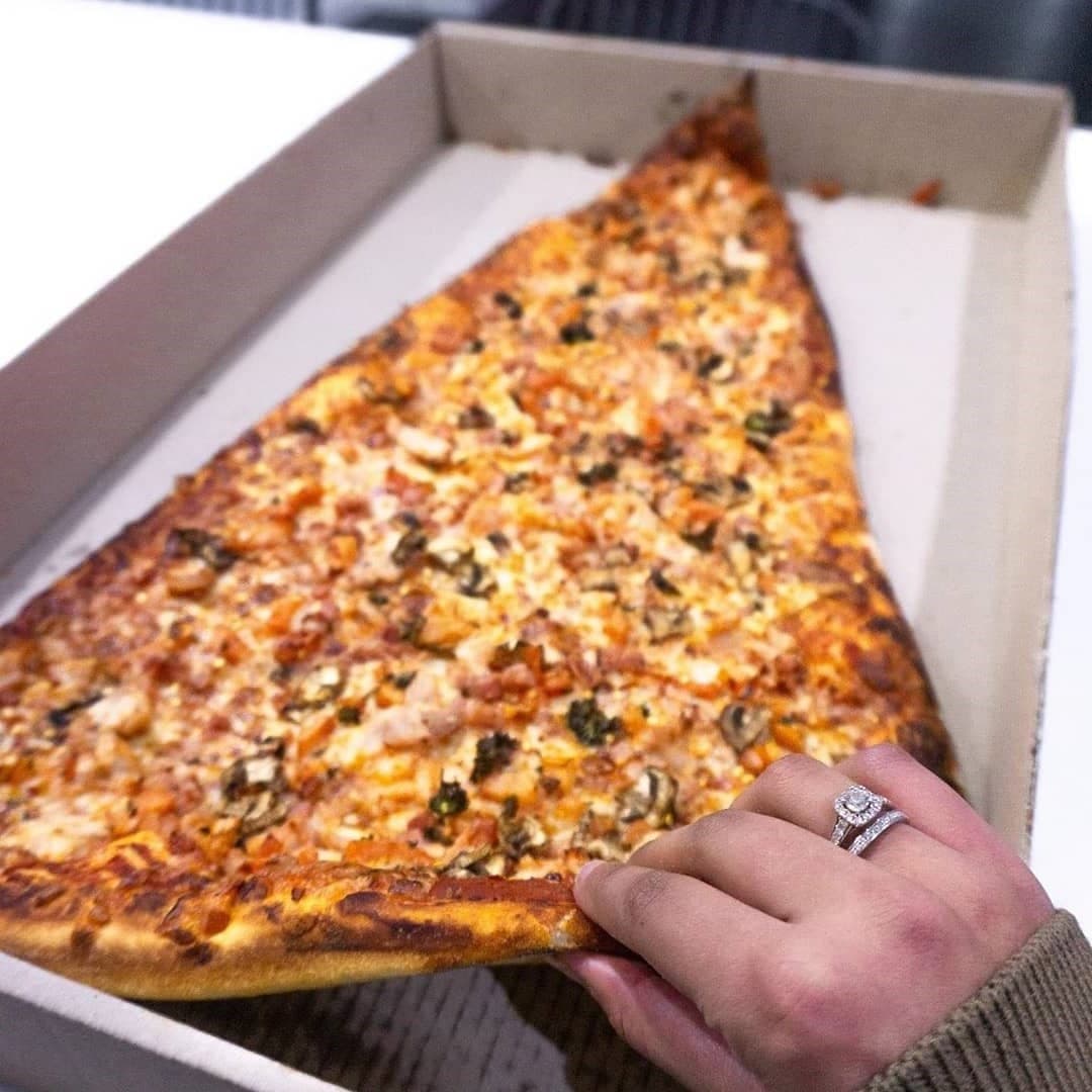 Las capas cuestan más de $20 | La nueva tendencia gastronómica es una porción de pizza gigante: la más grande que jamás hayas visto | su belleza