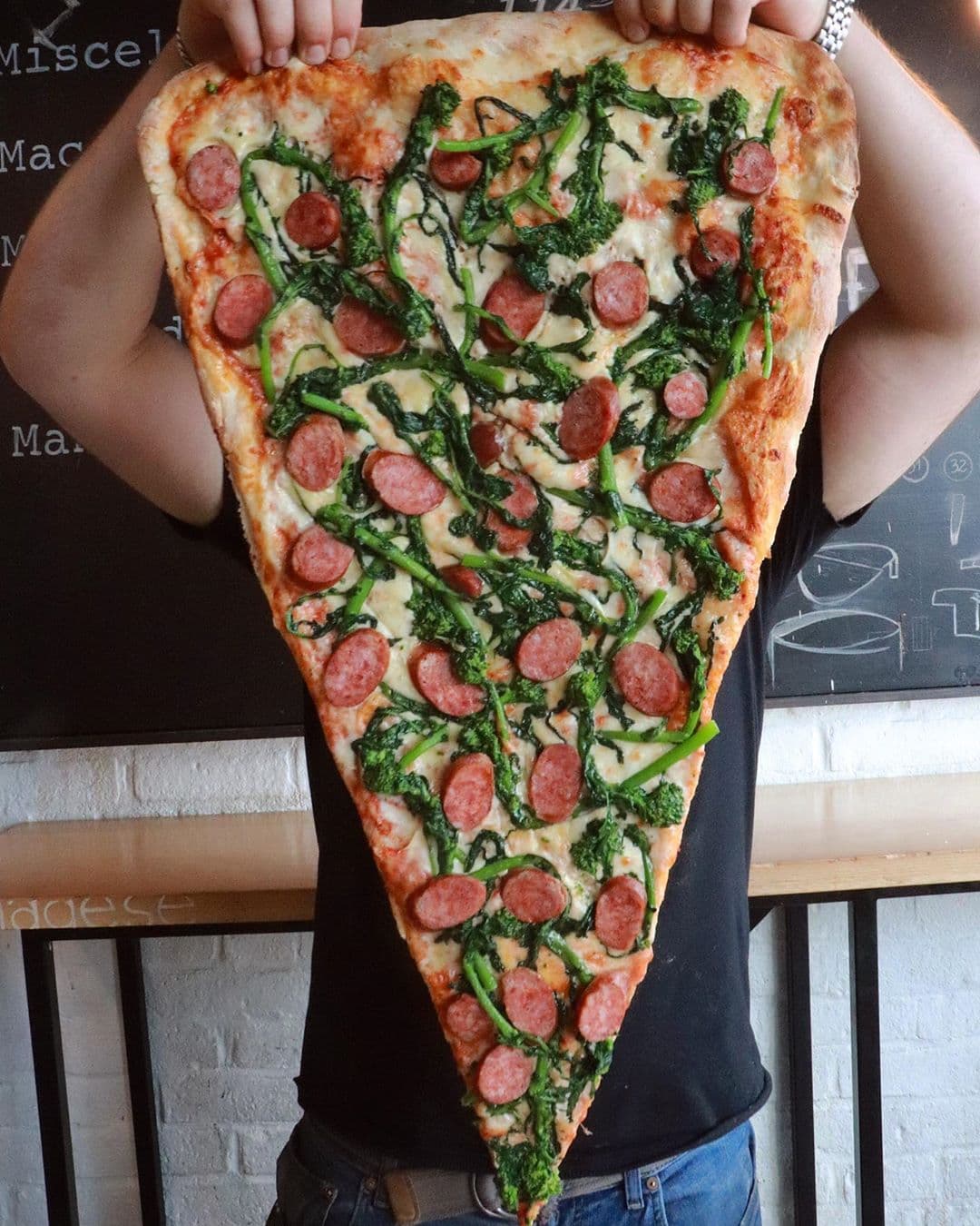 La Maná en Toronto | La nueva tendencia gastronómica es una porción de pizza gigante: la más grande que jamás hayas visto | su belleza