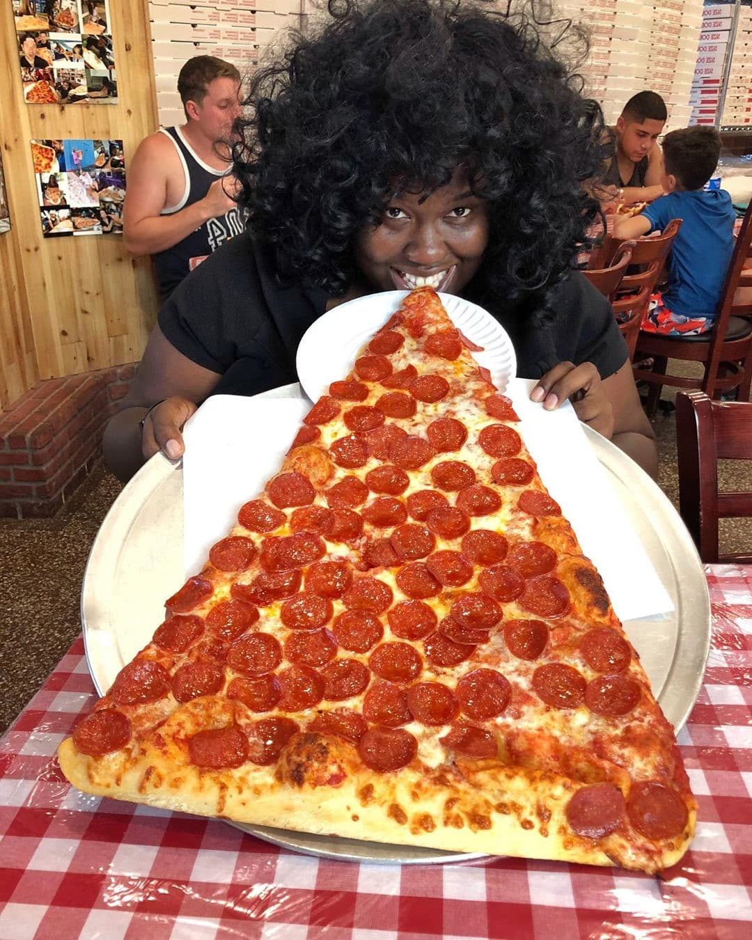Porciones de pizza XXL La nueva tendencia gastronómica es una porción de pizza gigante: la más grande que jamás hayas visto | su belleza