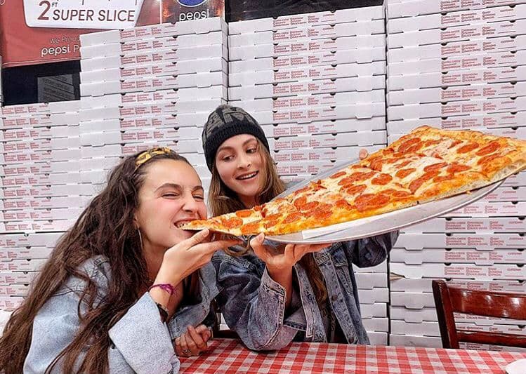 La última tendencia gastronómica: una porción de pizza gigantesca, la más impresionante que hayas conocido.