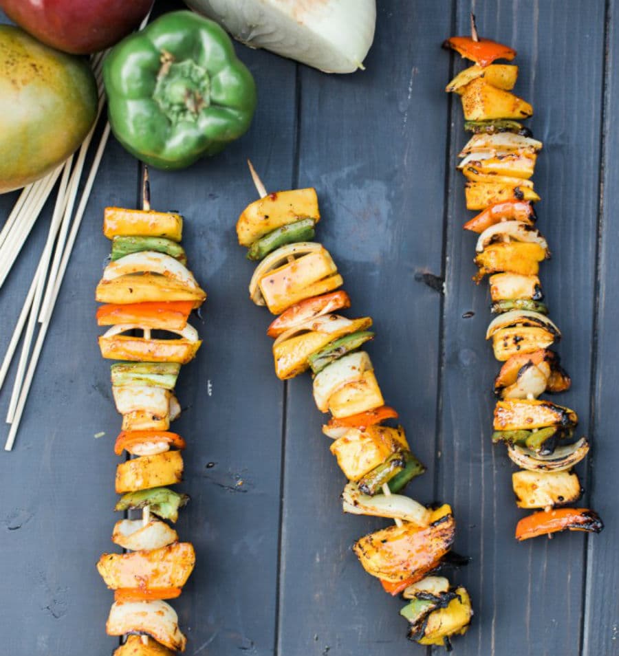 Brochetas de mango picantes | 12 recetas de barbacoa que debes probar este verano | su belleza