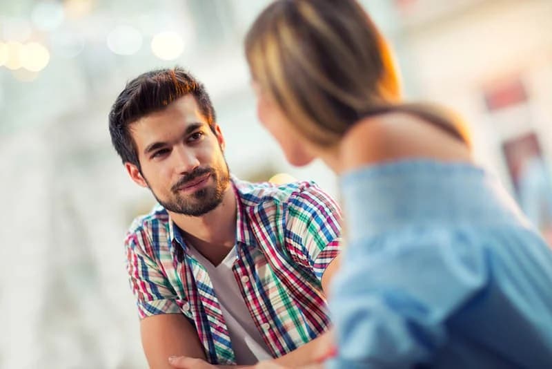 Él está completamente cautivado por ti si realiza estas 7 acciones.