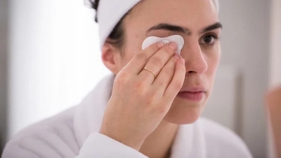 cómo quitar el maquillaje de ojos | Cómo quitar el maquillaje (guía adecuada) | Su belleza: