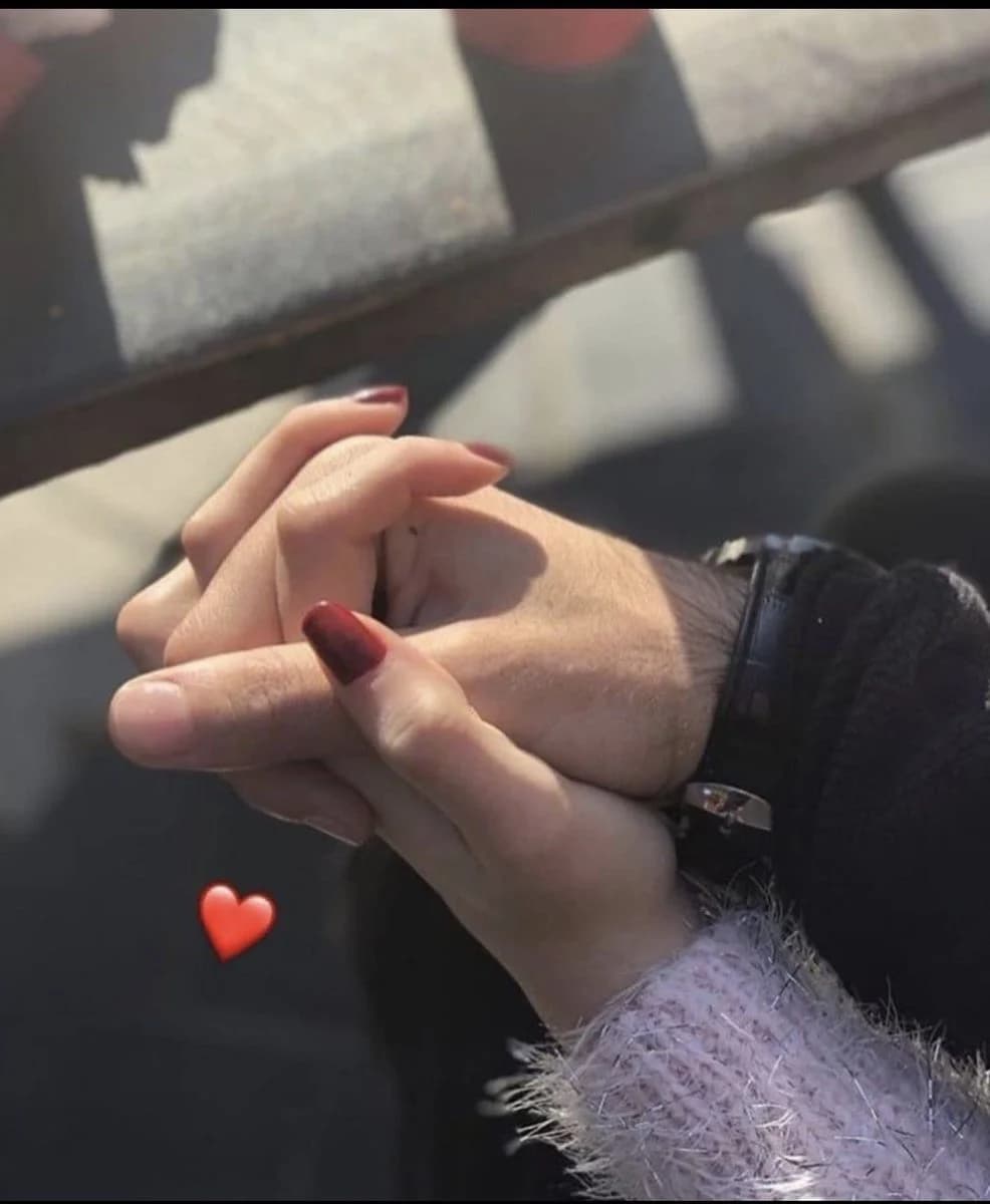 Dedos entrelazados La forma en que se toman de las manos revela más sobre su relación de lo que cree Su belleza