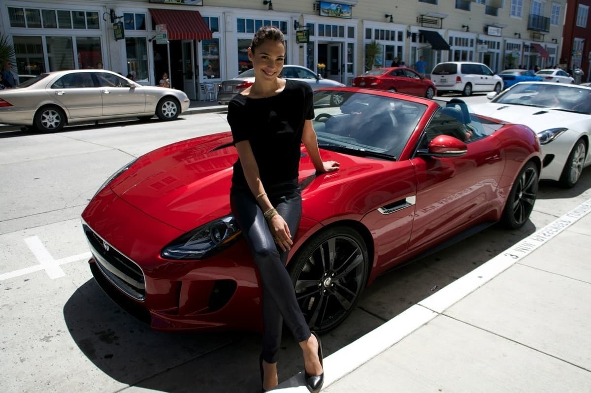 Jaguar Descapotable | 7 cosas increíblemente caras que compró Gal Gadot | su belleza