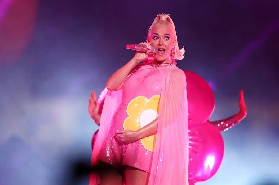 Katy Perry espera un bebé y se prepara para un verano lleno de actividades.