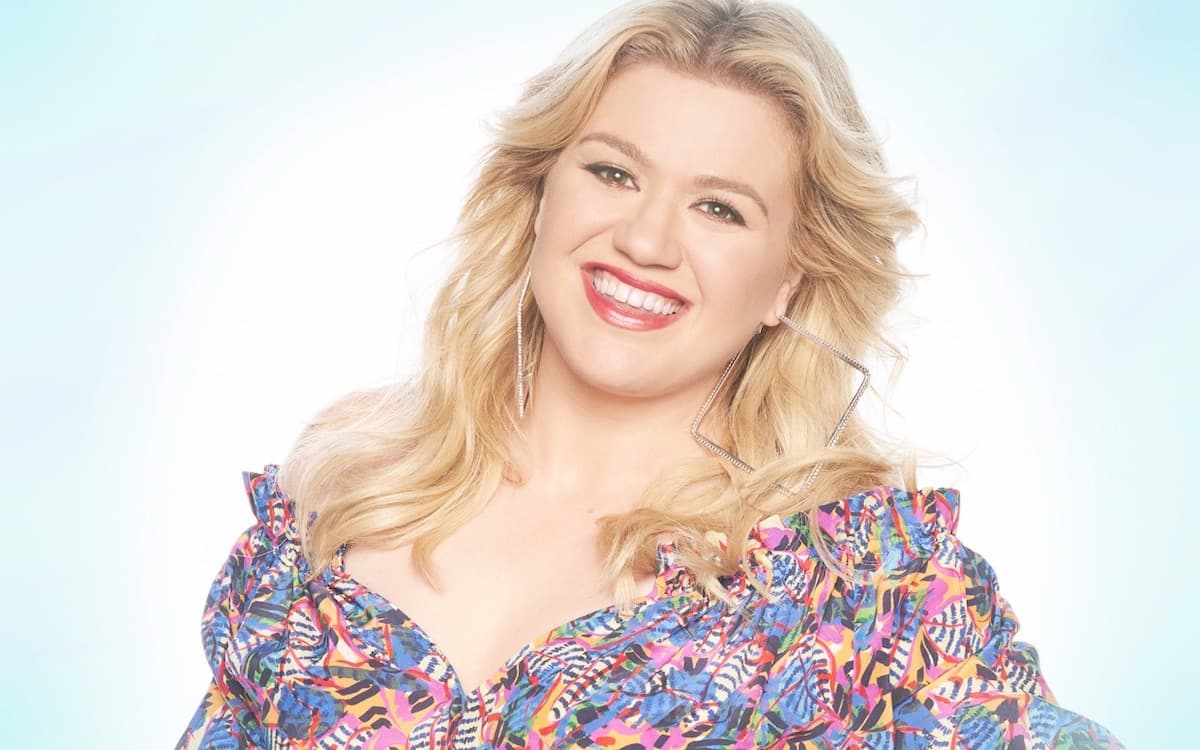 Evolución y transformaciones de Kelly Clarkson a través del tiempo.