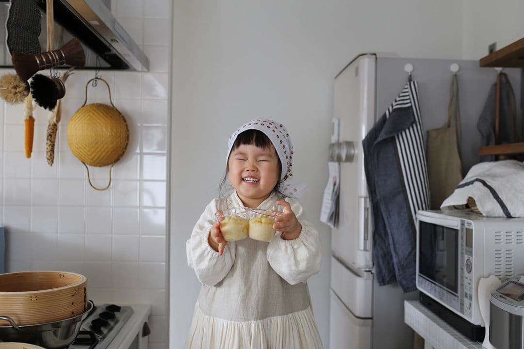 La pequeña es la encantadora ayudante de mamá en la cocina preparando salsas.