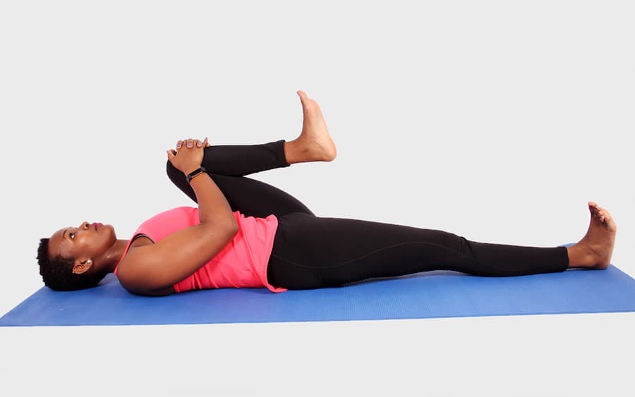 Rodilla al pecho | 9 estiramientos para aliviar el dolor lumbar | su belleza