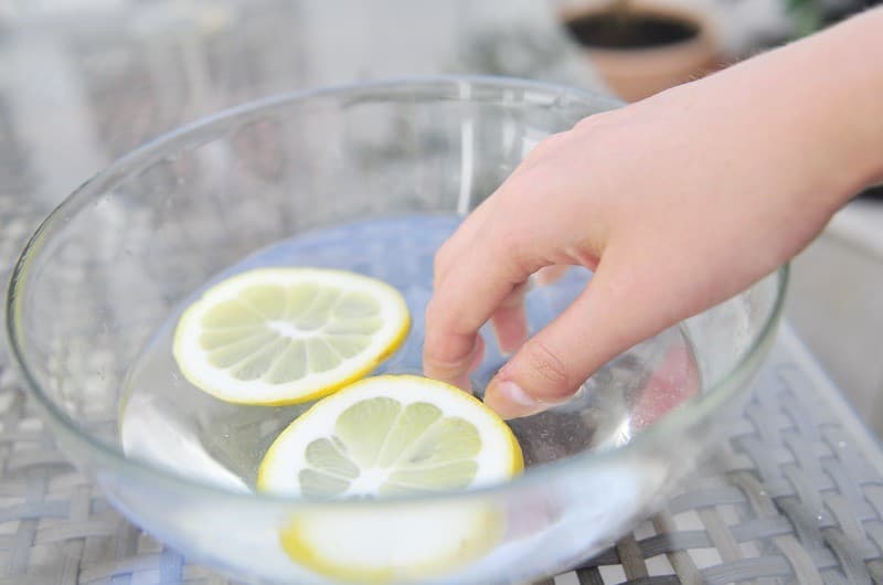 Jugo de limón para residuos de esmalte de uñas 9 rituales de belleza de todo el mundo | su belleza