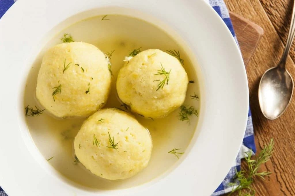 Sopa de bolas de matzo (Israel) |: 11 comidas reconfortantes de todo el mundo | su belleza
