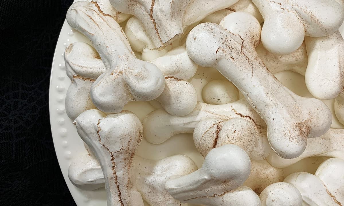 Huesos de merengue |: 15 ideas sencillas para galletas de Halloween | Su Belleza