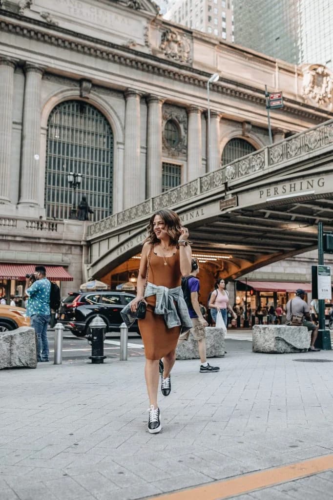 Al club con calzado deportivo 15 lecciones de moda que aprenderás simplemente viviendo en Nueva York | su belleza