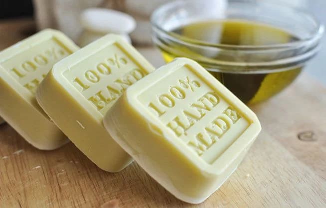Jabón natural Cómo hacer jabón casero y por qué deberías deshacerte para siempre de los jabones de supermercado Su Belleza
