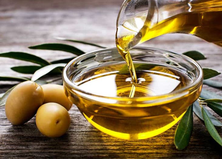 Pruebe el aceite de oliva como humectante mejorado. |: 7 técnicas asombrosas para mantener las piernas suaves | su belleza