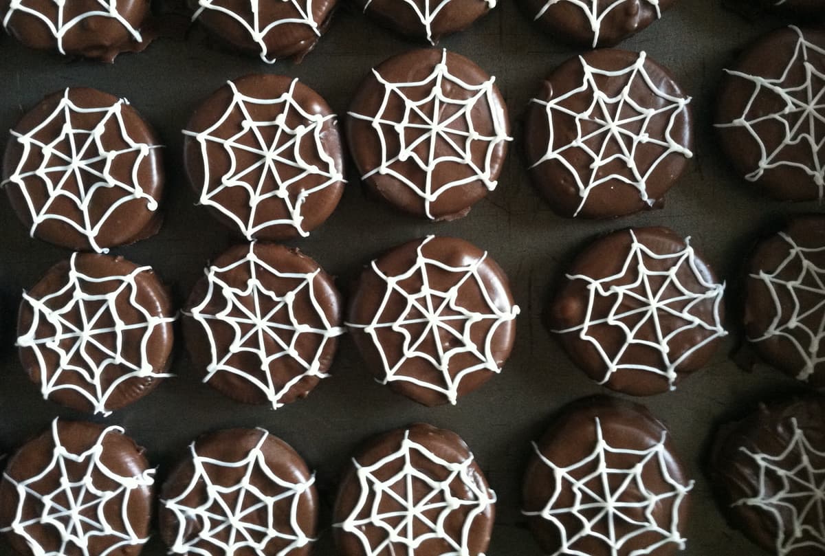 Telarañas Oreo |: 15 ideas fáciles de galletas de Halloween | Su Belleza