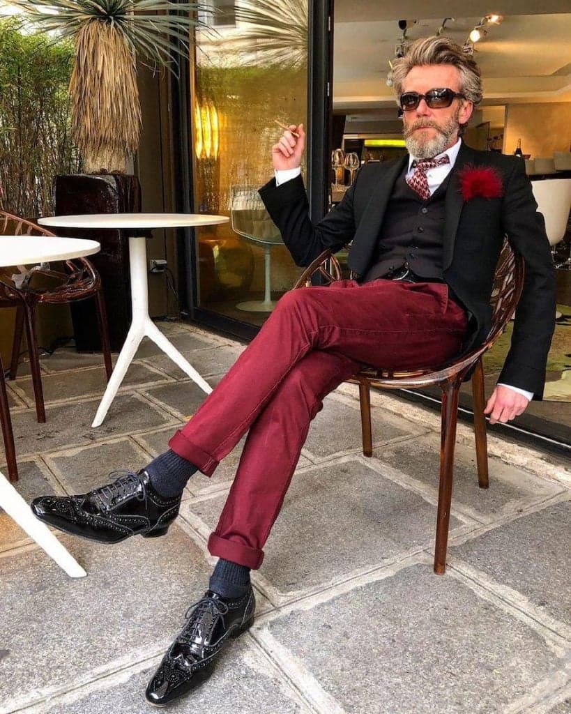 Pierrick Mathon en chaleco negro y pantalones color burdeos | 12 OOTD más simples pero divertidos que hayas visto por Pierrick Mathon | su belleza