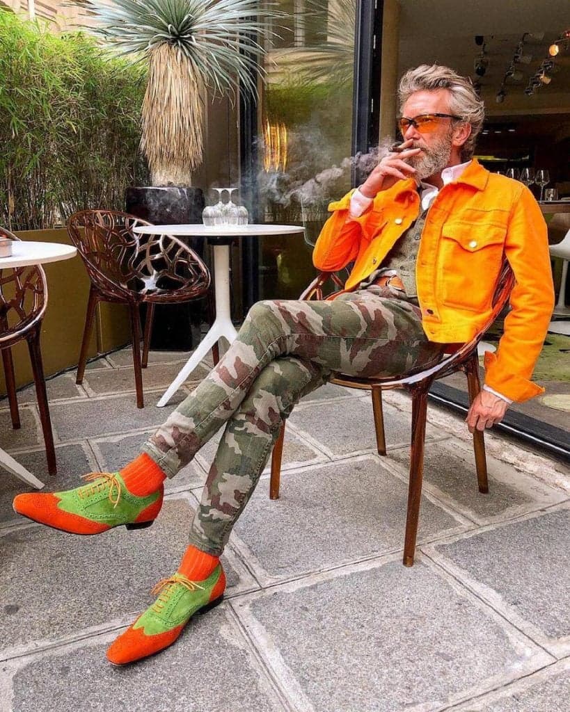 Pierrick con chaqueta naranja, pantalones de camuflaje, zapatos naranja y verde | Los 12 OOTD más simples pero divertidos que jamás hayas visto Por Pierrick Mathon | su belleza