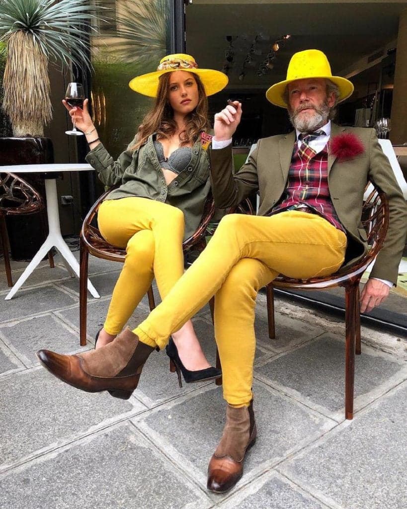 Pantalones amarillos, calcetines amarillos, sombreros amarillos y chaqueta verde oliva con chaleco a cuadros en Pierrick Mathon | Los 12 OOTD más simples pero divertidos que jamás hayas visto Por Pierrick Mathon | su belleza
