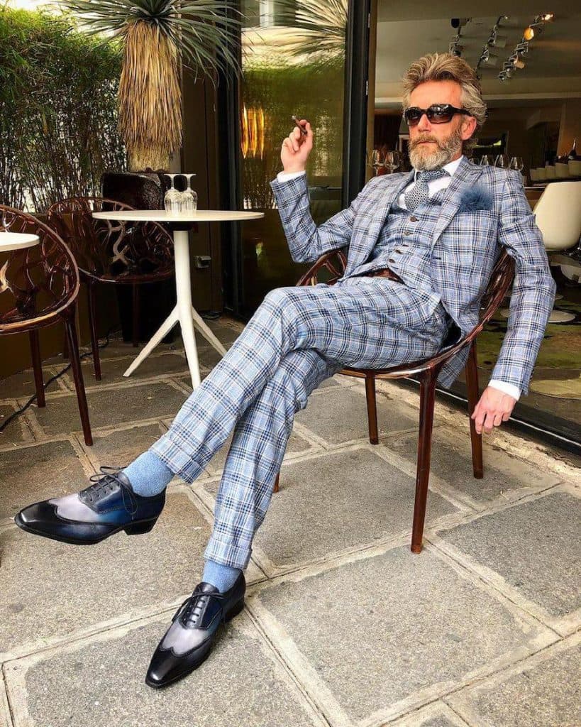 traje de tres piezas y pluma azul sobre Pierrick Mathon | Los 12 OOTD más simples pero divertidos que jamás hayas visto Por Pierrick Mathon | su belleza